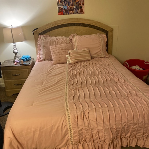 8 piece Pink comforter queen set - Picture 3 of 4